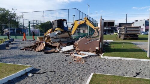 Construção irregular é demolida em área pública de São José; veja o motivo