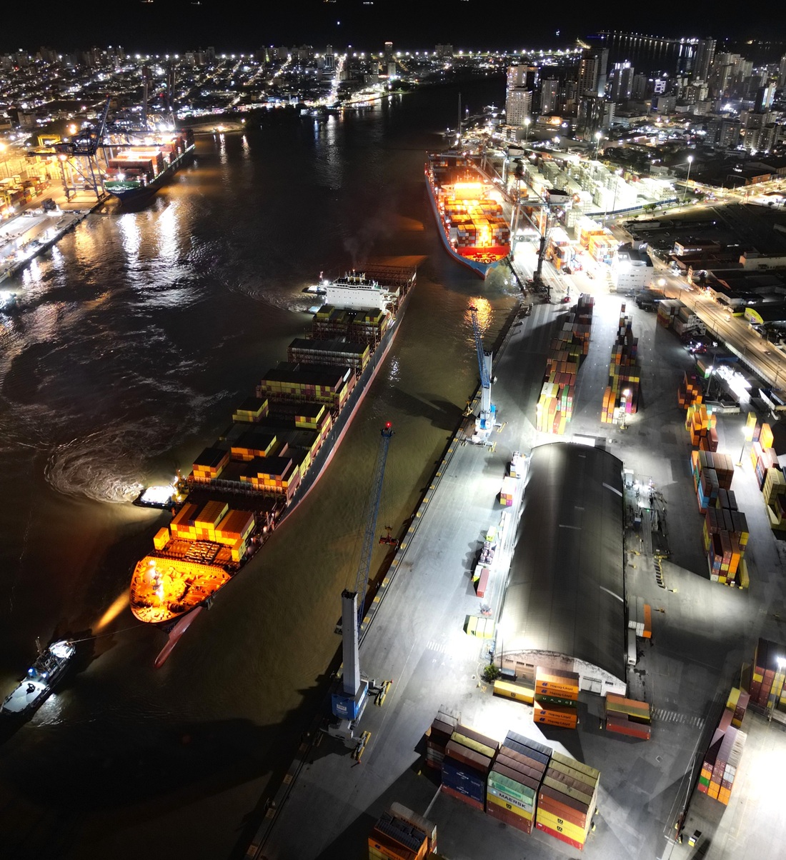 Porto de Itajaí recebe dois navios gigantes ao mesmo tempo pela primeira vez