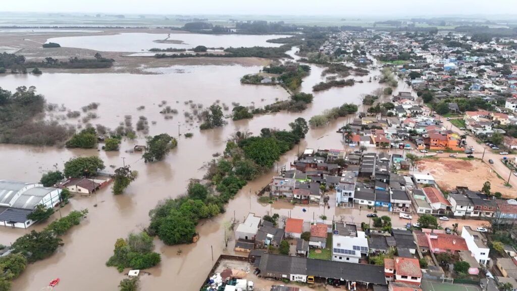 Defesa Civil faz alerta urgente para temporais, granizo e risco de tornados no Sul do Brasil