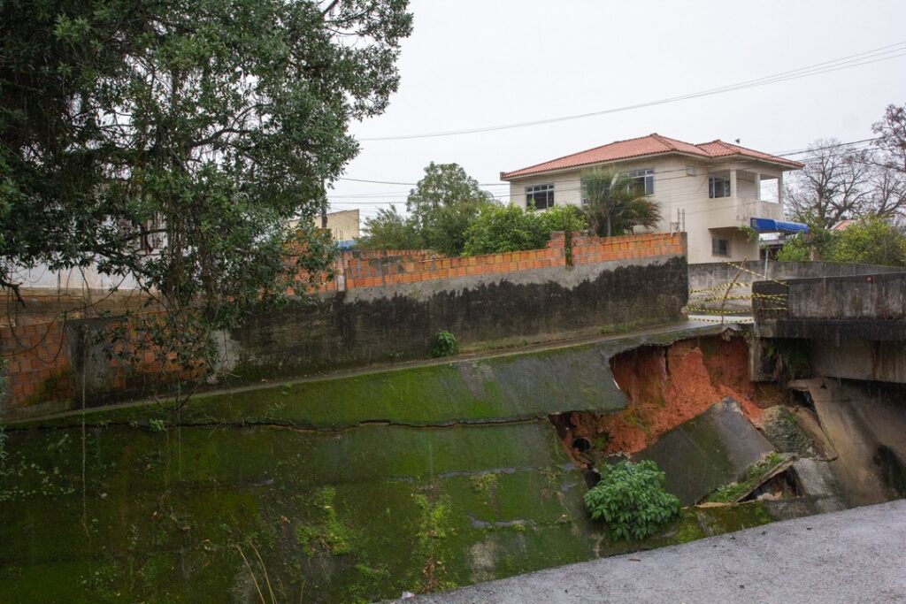 Defesa Civil interdita calçada por risco de desabamento em São José - Foto: Divulgação/PMSJ