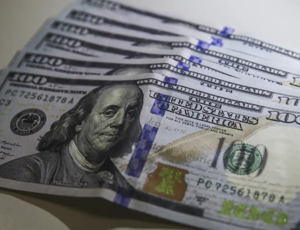 Dólar fica estável e Bolsa despenca com tensão global; veja o que mexeu com o mercado