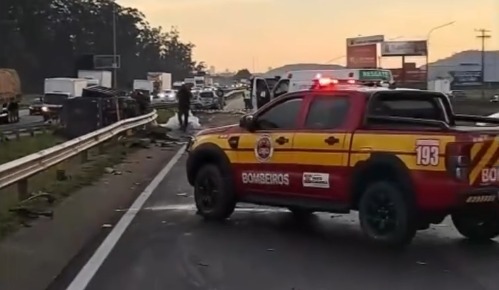 Engavetamento com caminhões trava a BR-101 e deixa trânsito parado em Tijucas