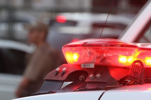 Entrega de cocaína termina com apreensão de arma e mais de 300 gramas de drogas em Laguna
