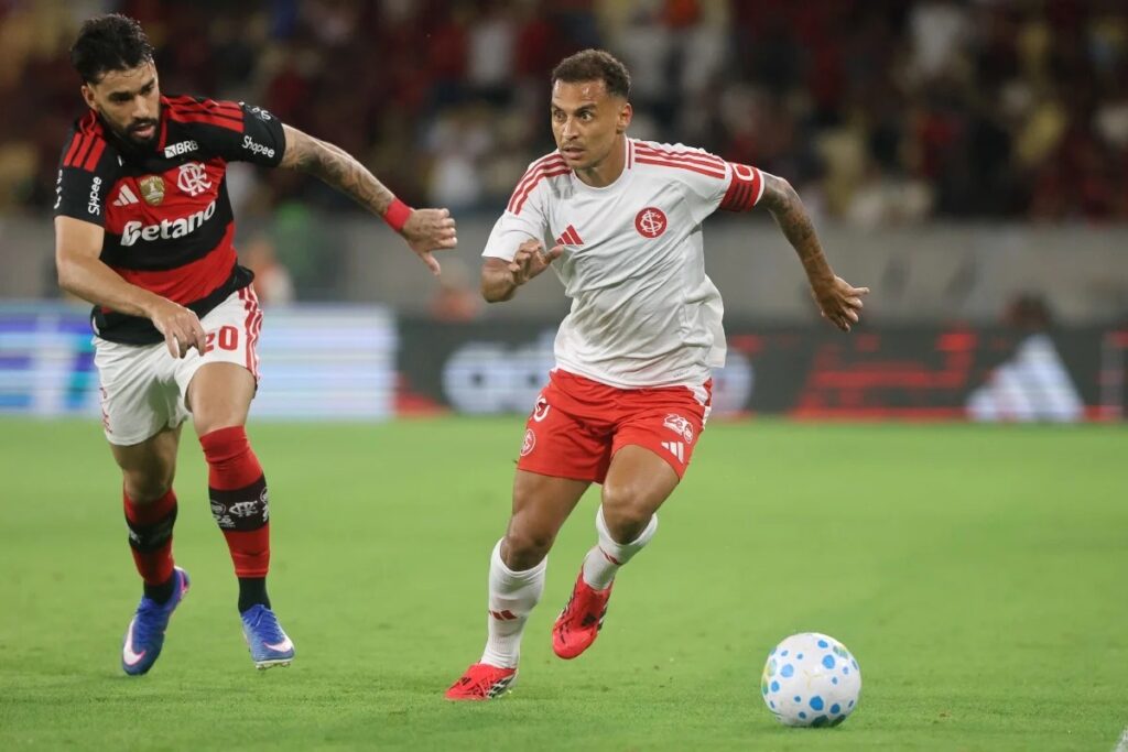 Flamengo pode diminuir distância para a liderança; saiba onde assistir ao duelo contra o Inter - Foto: Ricardo Duarte/ SC Internacional