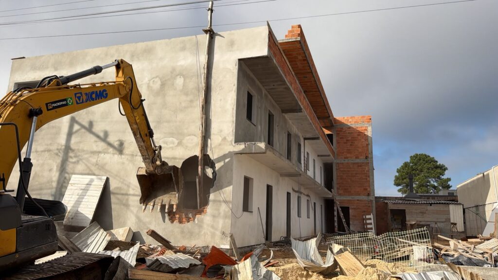 Florianópolis realiza nova operação e derruba construções irregulares no Rio Vermelho