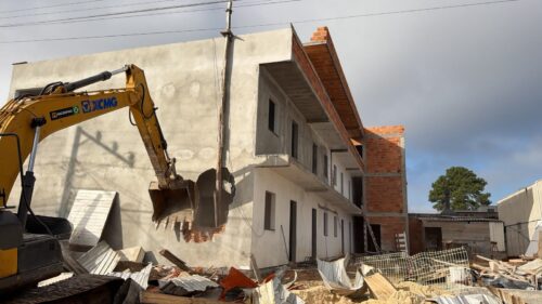 Florianópolis realiza nova operação e derruba construções irregulares no Rio Vermelho