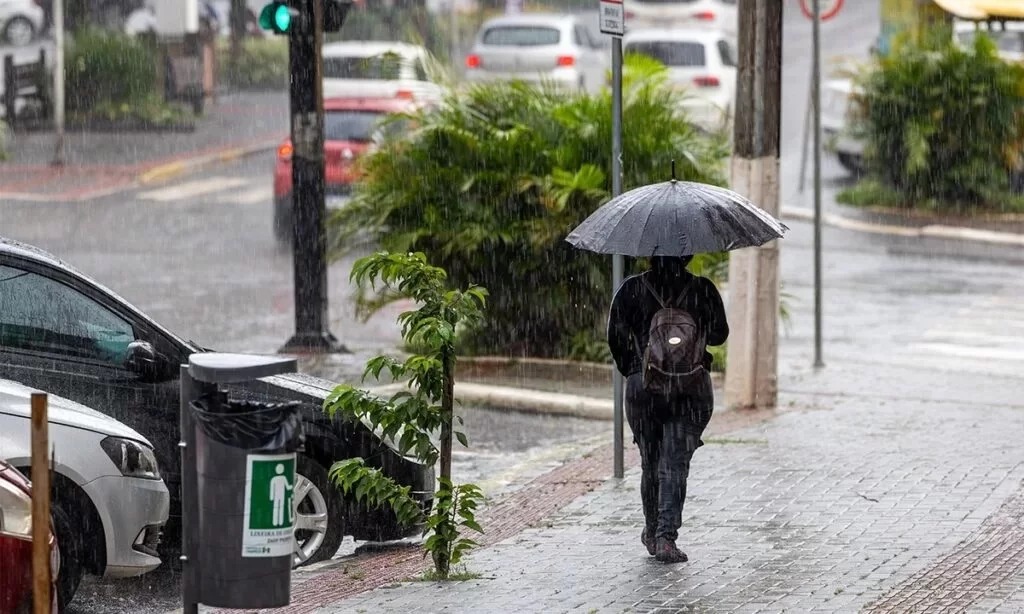 Frente fria muda o tempo em SC e pode trazer temporais já neste sábado