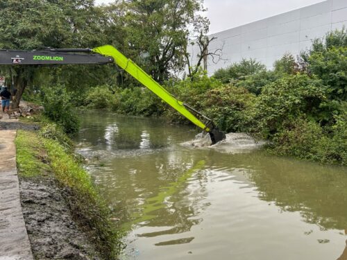 Geladeira, bicicletas e lixo: limpeza de rio revela descarte absurdo em BC