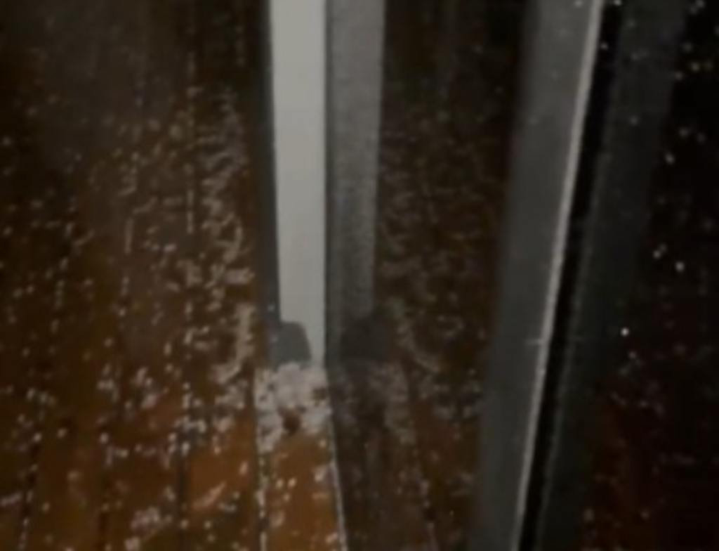Granizo surpreende moradores após alerta vermelho de chuva em Santa Catarina