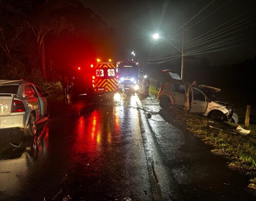 Grave acidente em Criciúma deixa dois motoristas feridos após colisão frontal