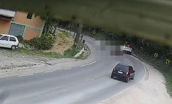 Grave acidente entre motos e carro deixa dois feridos em rodovia catarinense
