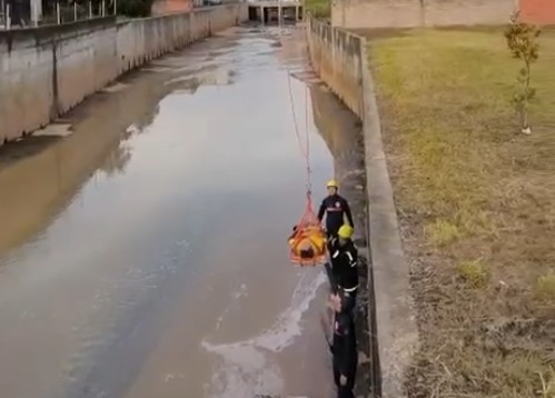 Homem é resgatado após ser encontrado caído às margens de rio em Criciúma