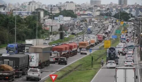 Homem tenta atravessar Via Expressa e morre atropelado na Grande Florianópolis