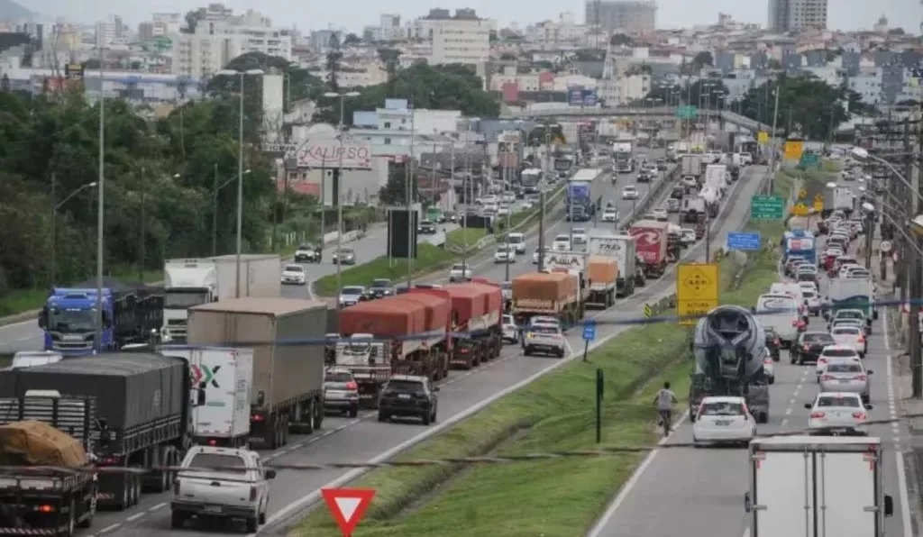 Homem tenta atravessar Via Expressa e morre atropelado na Grande Florianópolis