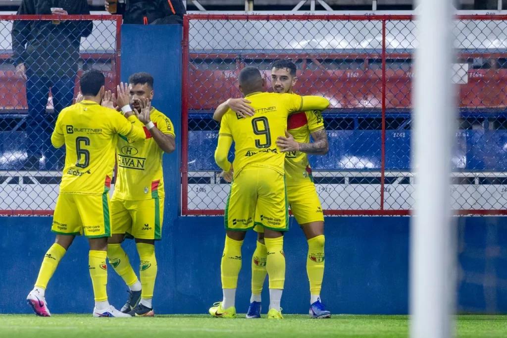 Brusque x Itabaiana: saiba onde assistir a partida do Quadricolor para defender liderança da Série C. - Foto: Divulgação/Lucas Gabriel Cardoso/BFC