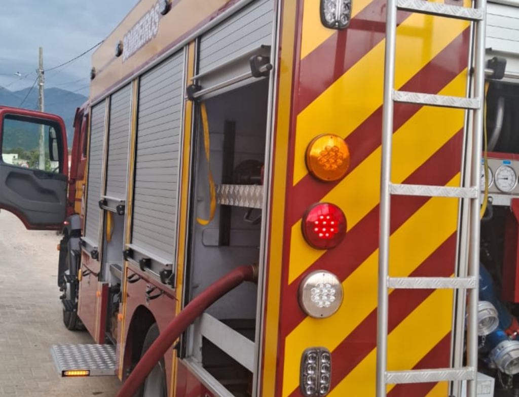 Incêndio atinge casa em Palhoça e mobiliza três caminhões dos bombeiros