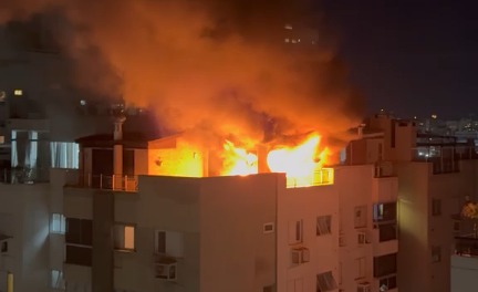 Incêndio atinge cobertura de prédio em Criciúma e mobiliza bombeiros
