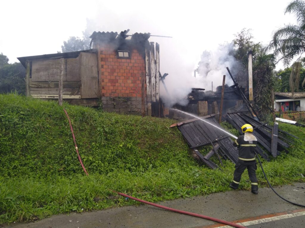 Incêndio destrói casa de madeira em Criciúma e mobiliza bombeiros