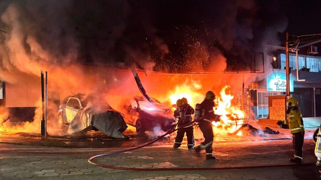 Incêndio destrói viaturas da Guarda Municipal e polícia apura possível ataque criminoso
