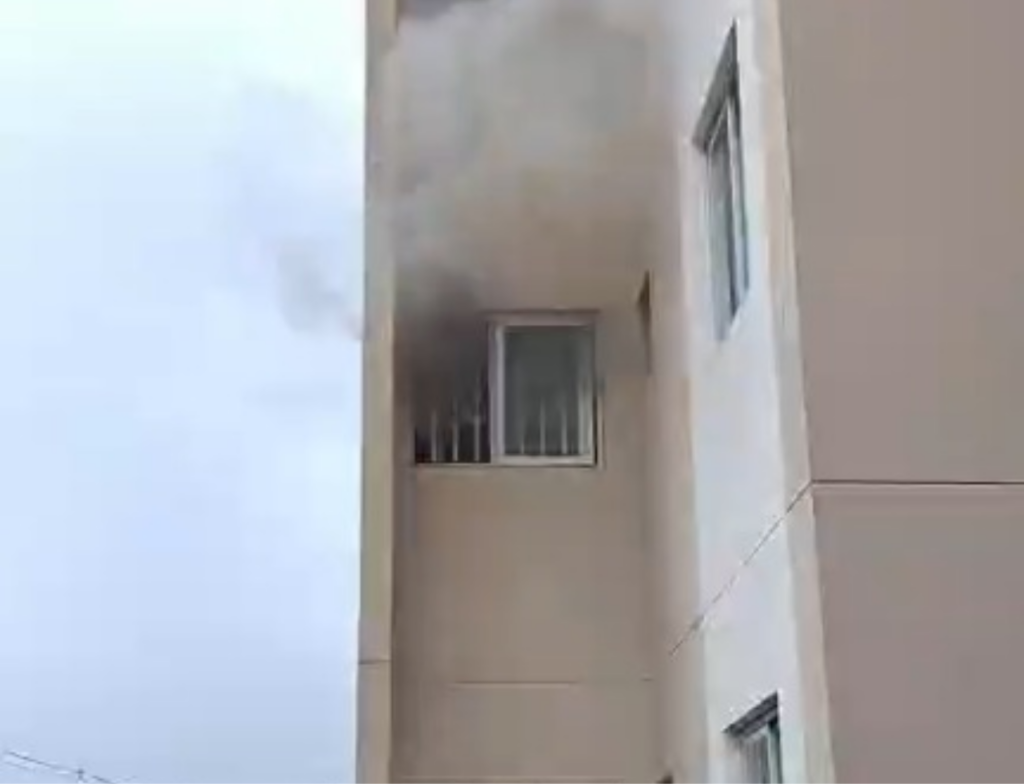 Incêndio em apartamento mobiliza bombeiros e termina sem feridos em São José