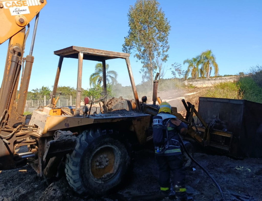 Incêndio em patrola assusta fábrica de paletes e mobiliza bombeiros em Cocal do Sul