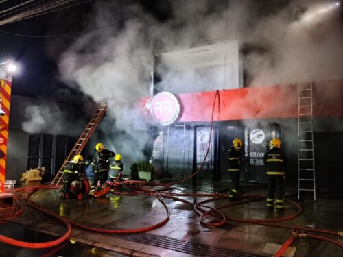 Incêndio em prédio deixa duas pessoas inconscientes e mobiliza 17 bombeiros em São José