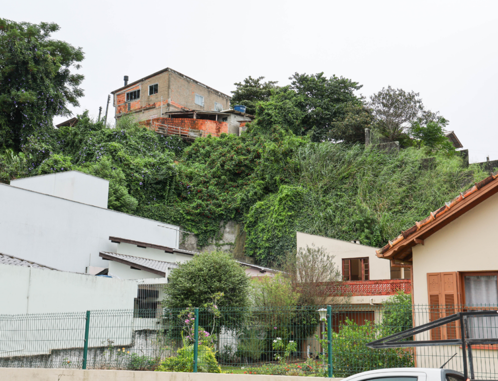 Justiça dá ultimato à Prefeitura de Florianópolis para evitar tragédia em área de risco