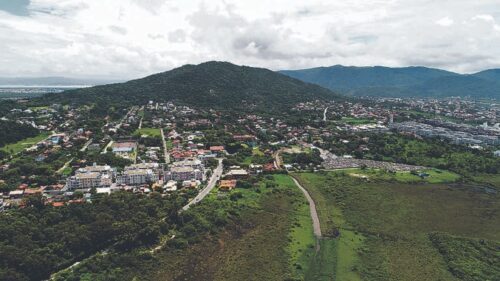 Justiça mantém decisão e cobra ação da Prefeitura para proteger área ambiental em Florianópolis