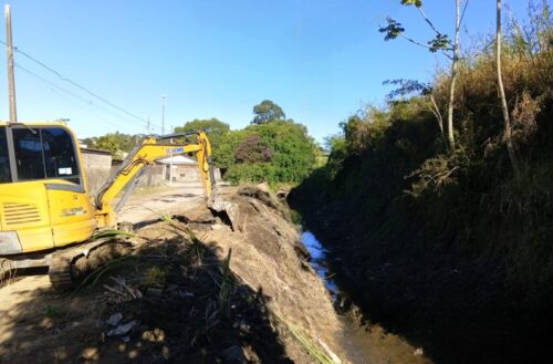 Limpeza de canal busca evitar transtornos com as chuvas em Palhoça