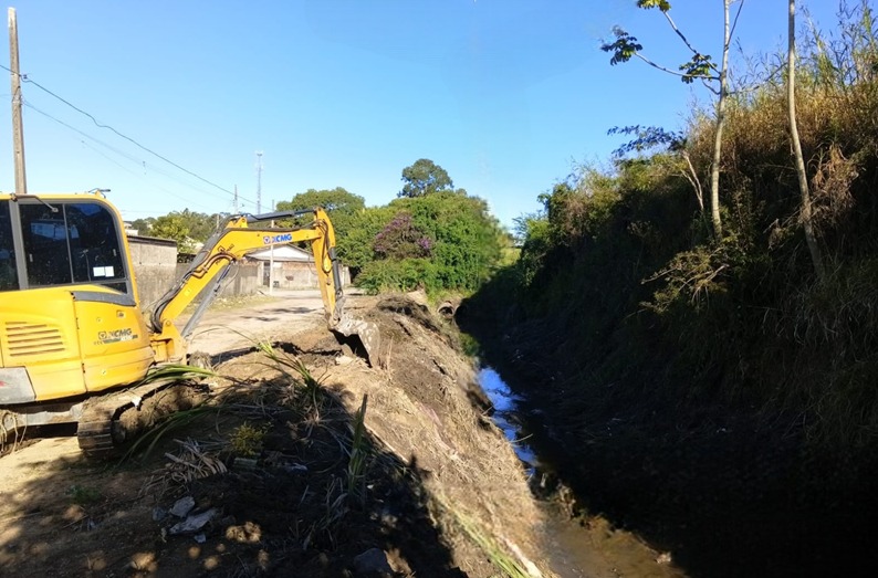Limpeza de canal busca evitar transtornos com as chuvas em Palhoça