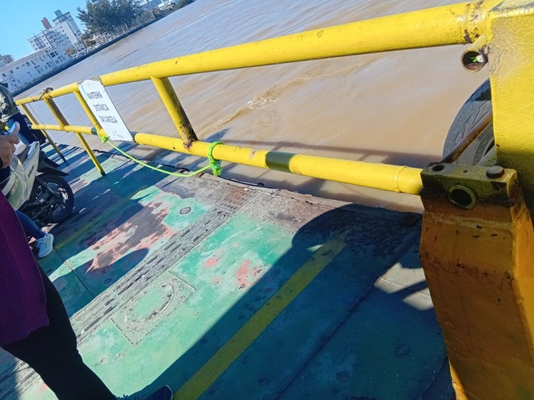 MPF investiga ferry entre Itajaí e Navegantes após denúncia de risco de queda de passageiros