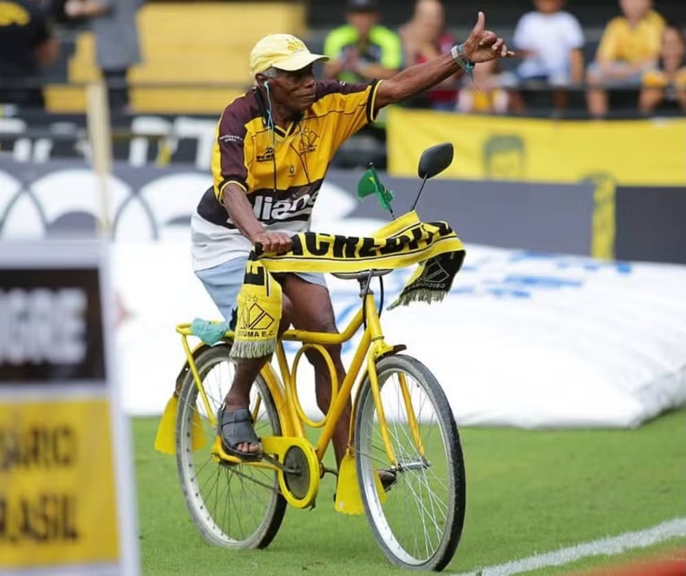 Morre Chimba, torcedor que pedalava até os jogos do Criciúma e virou símbolo da torcida