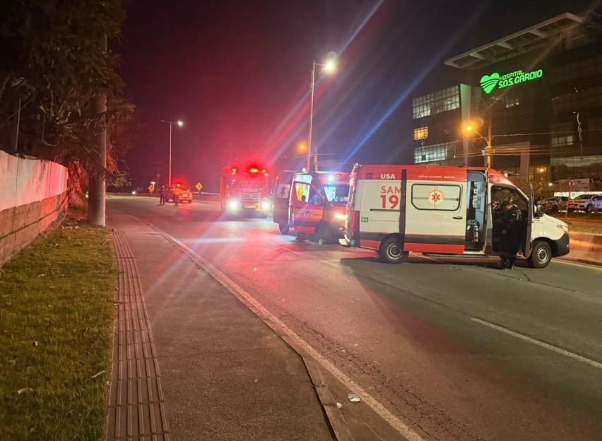 Motociclista morre após bater em muro e poste na SC-401, em Florianópolis
