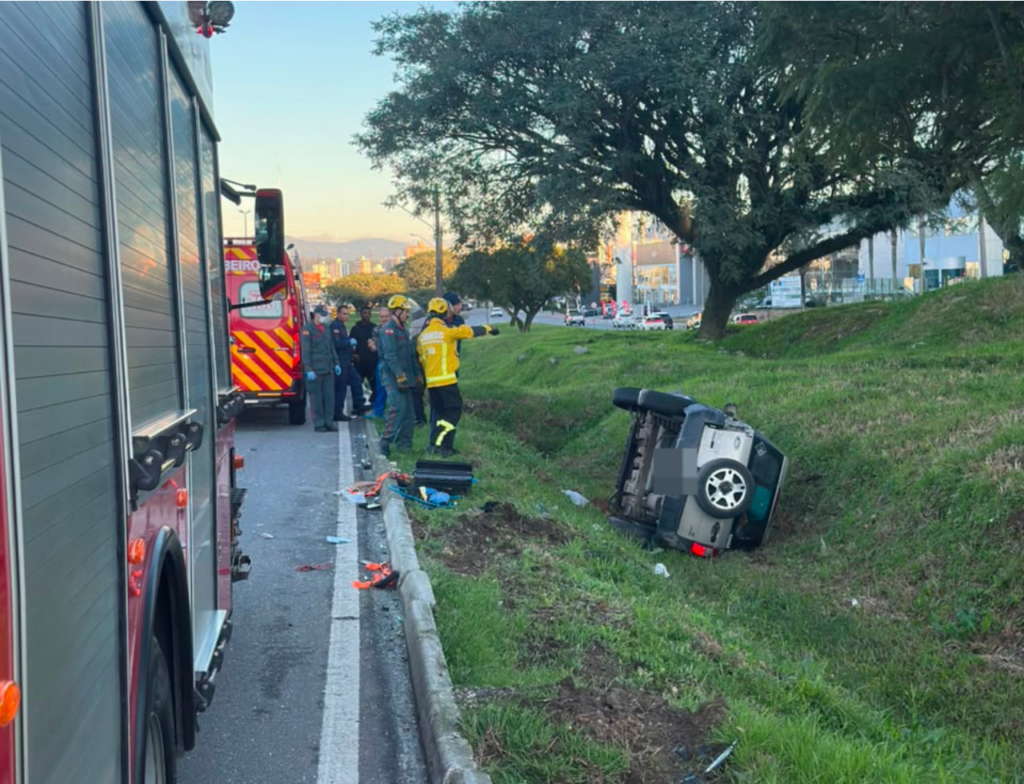 Motorista capota carro na Via Expressa de Florianópolis e sai sem um arranhão