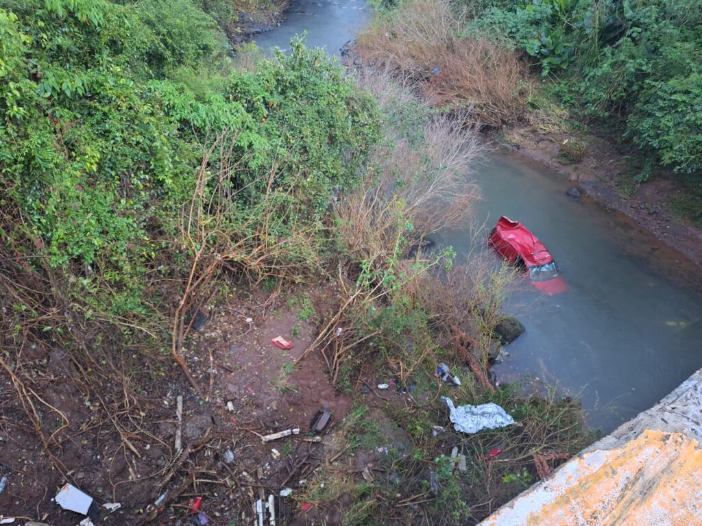 Motorista de 24 anos morre após carro cair de ponte e ficar submerso em rio no Oeste de SC