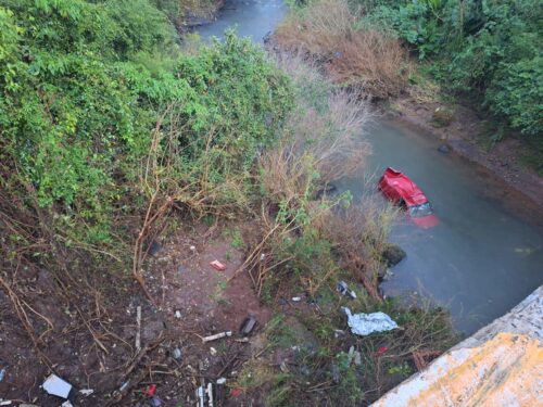 Motorista de 24 anos morre após carro cair de ponte e ficar submerso em rio no Oeste de SC