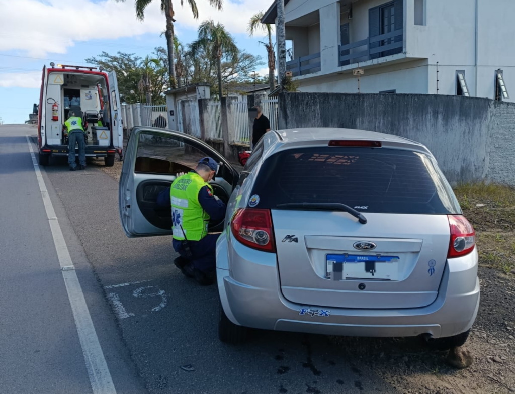 Motorista fica ferida após colisão entre carro e micro-ônibus na SC-443, em Criciúma