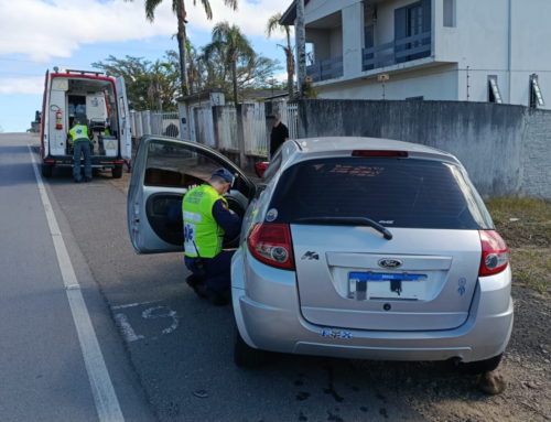 Motorista fica ferida após colisão entre carro e micro-ônibus na SC-443, em Criciúma