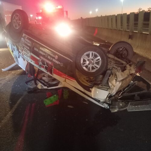 Motorista fica preso às ferragens após capotamento na BR-101 em Içara