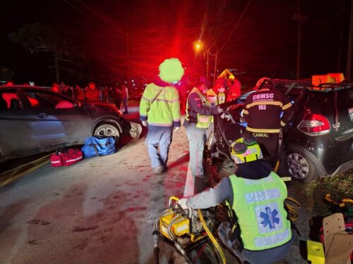 Motorista foge após grave batida frontal deixar quatro feridos em rodovia de SC