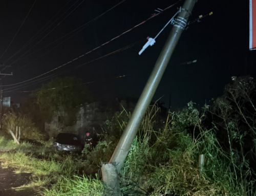 Motorista perde controle, destrói poste e deixa parte de Capivari sem energia
