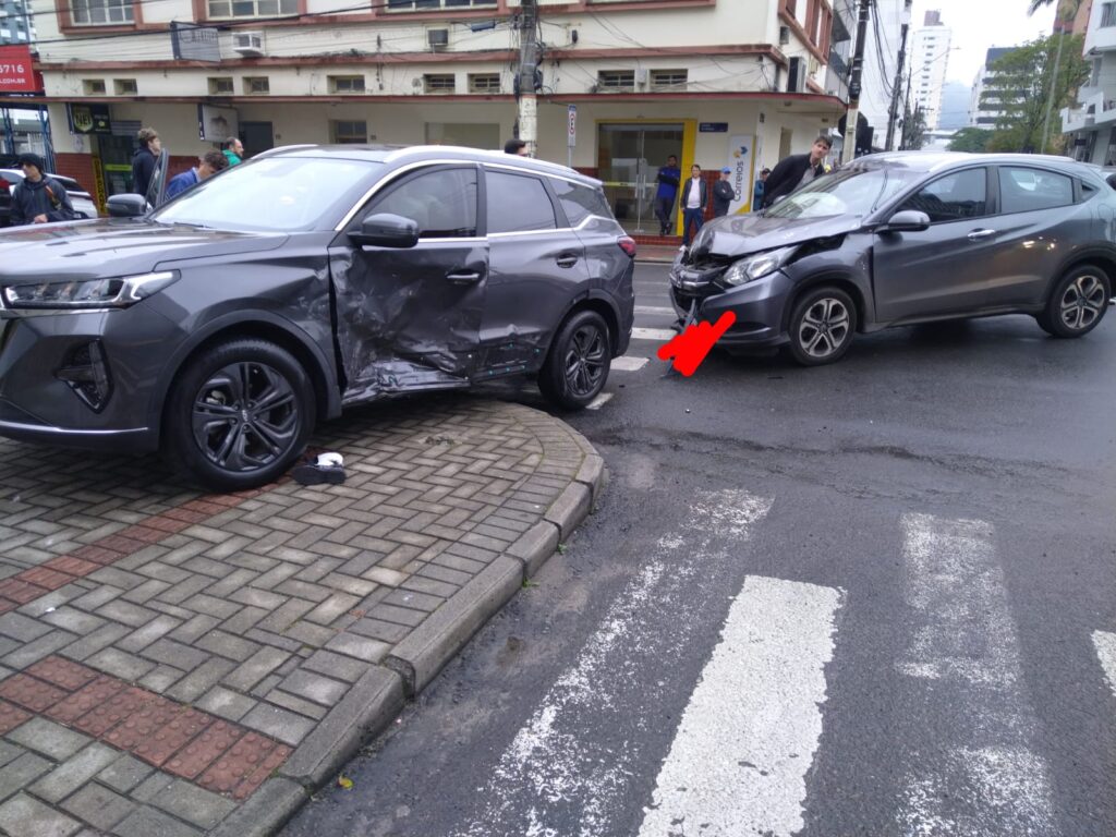 Mulher é atropelada após batida entre carros no Centro de Criciúma