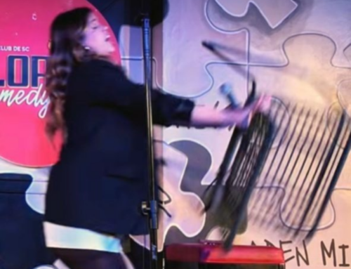 Mulher que jogou cadeira em humorista durante show é indiciada pela Polícia Civil