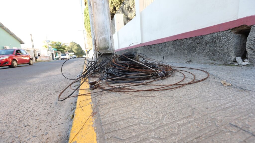 Mutirão retira mais 14,5 km de fios e muda cenário no Centro de Tubarão