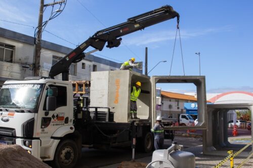 Obra contra alagamentos avança em São José e muda trânsito em importante avenida