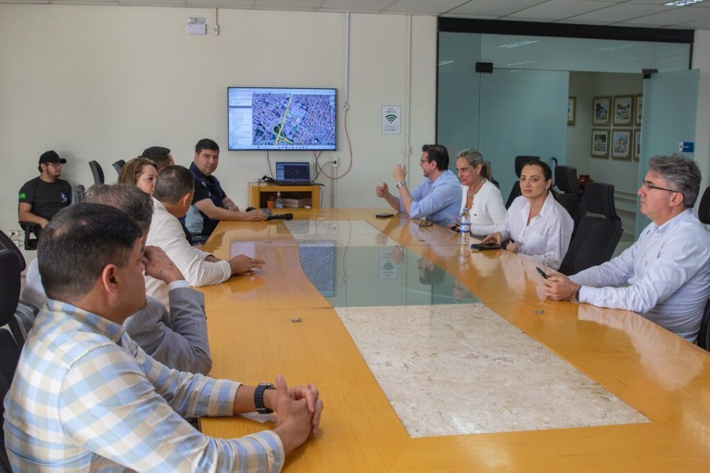 Obra contra alagamentos vai interditar importante avenida em São José