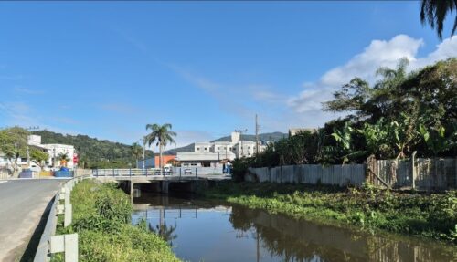 Obra de R$ 2,4 milhões começa e promete reduzir alagamentos em importante rio de SC