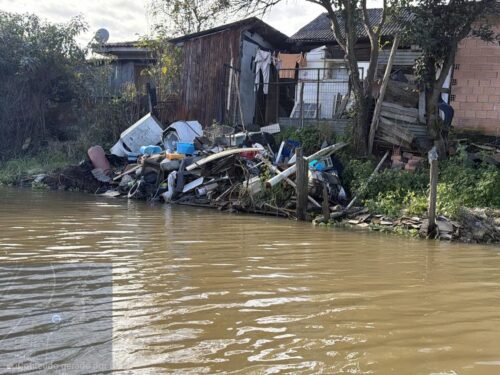 Obra no Rio da Madre avança, mas lixo às margens preocupa técnicos