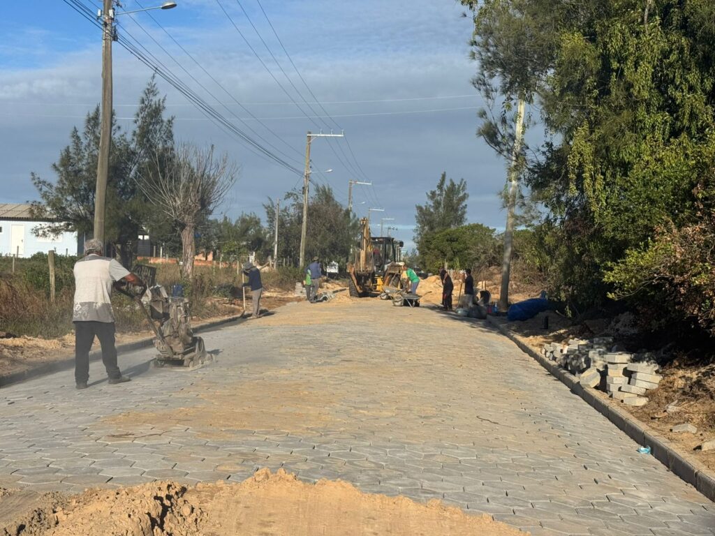 Obras avançam mesmo no frio e surpreendem moradores em Balneário Gaivota