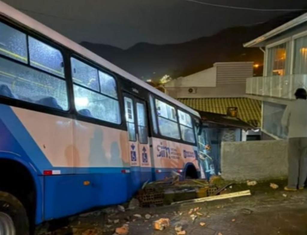Ônibus perde o freio, invade casa e destrói imóvel em Florianópolis